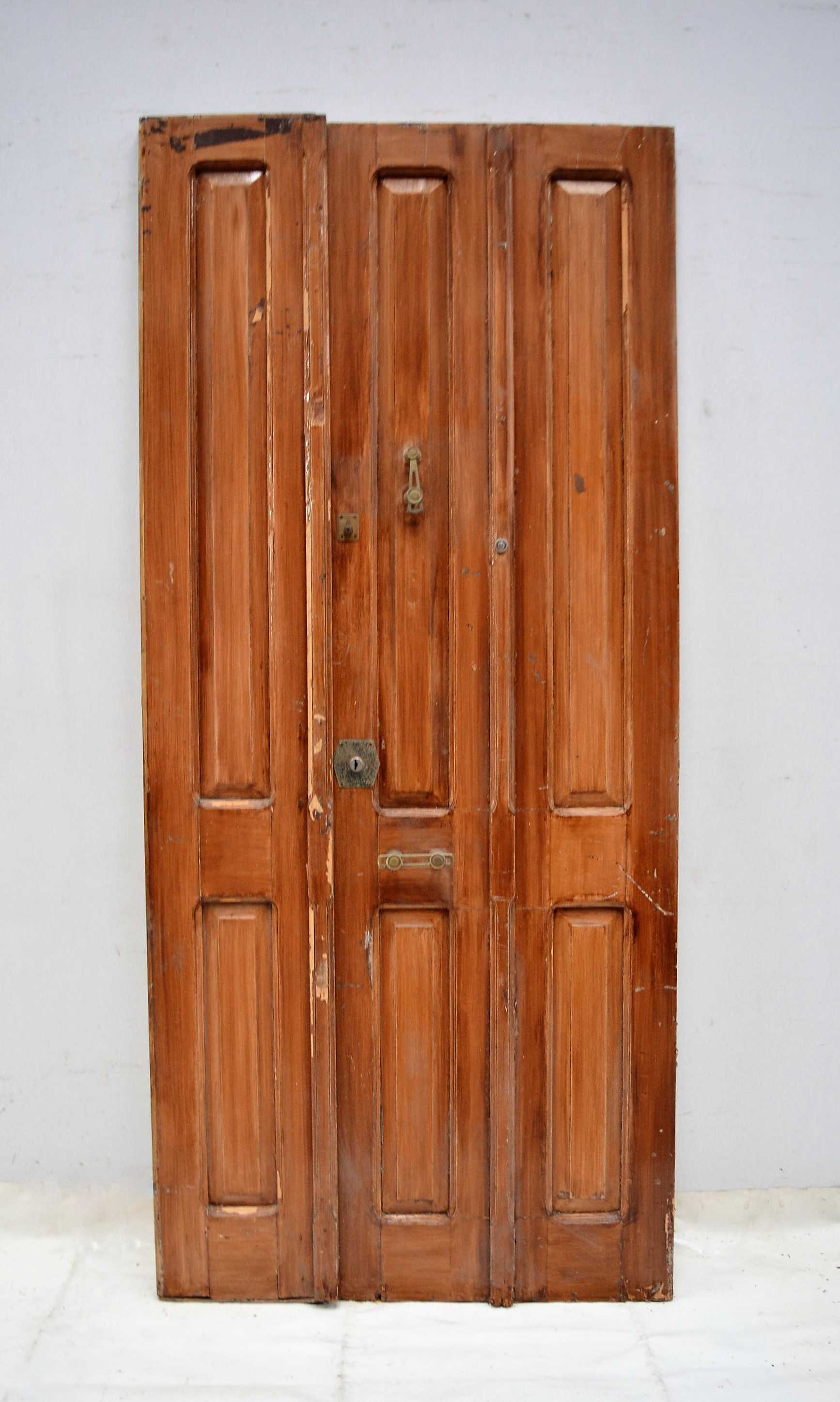 PUERTA DE MADERA DOBLE