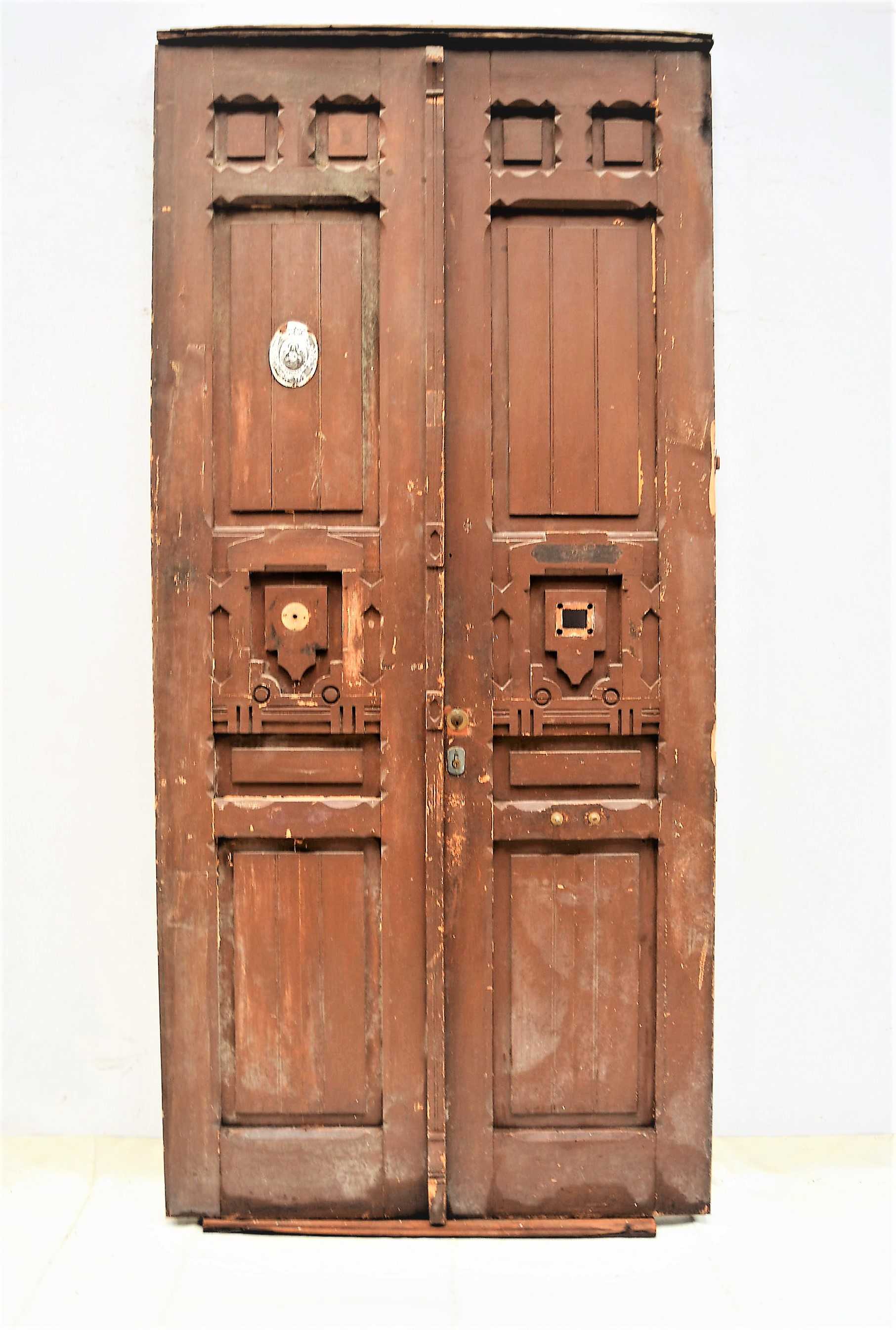 PUERTA DE MADERA DOBLE